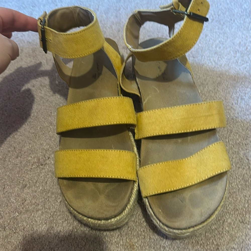 Universal Thread platform sandals